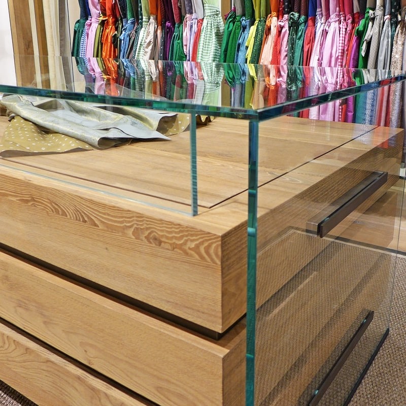 Tisch aus Weissglas UV-verklebt