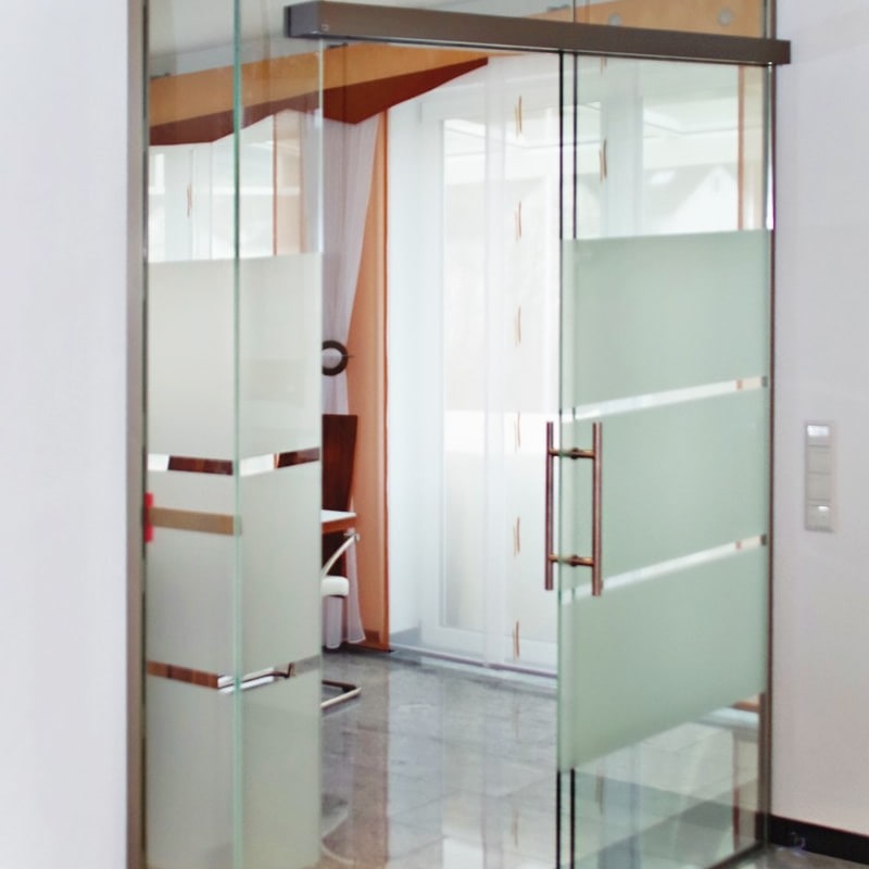Schiebeanlage GlasGlas mit Sandstrahlmotiv 3Blox