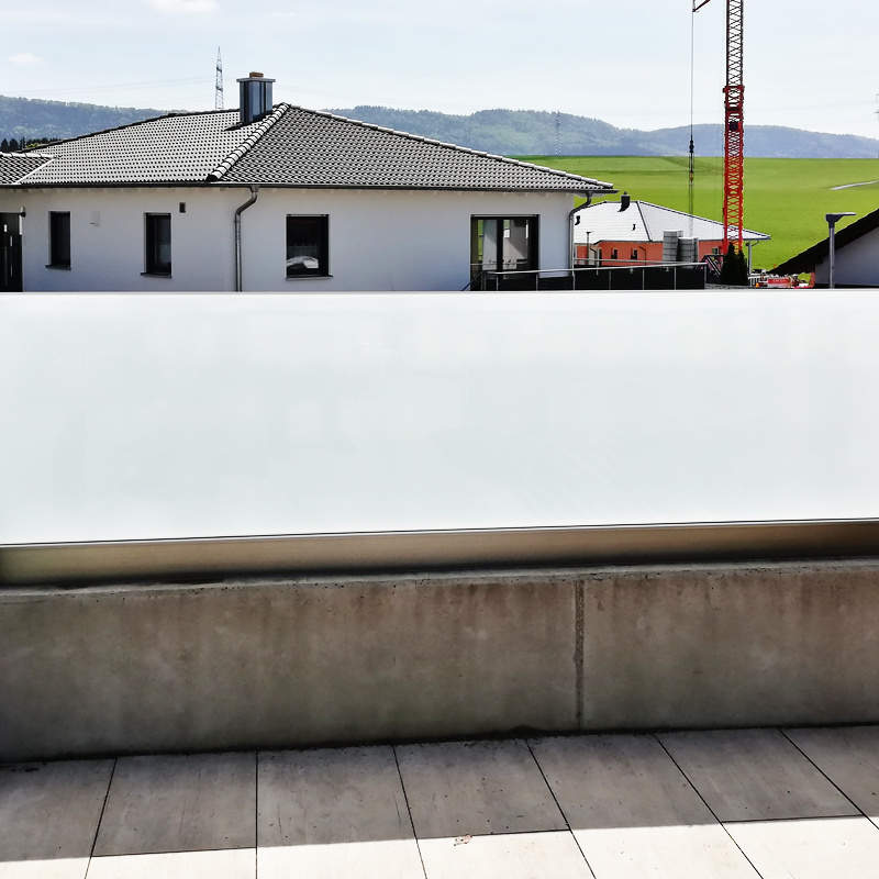 Wind- und Sichtschutz aus VSG Weissglas mit matter Folie