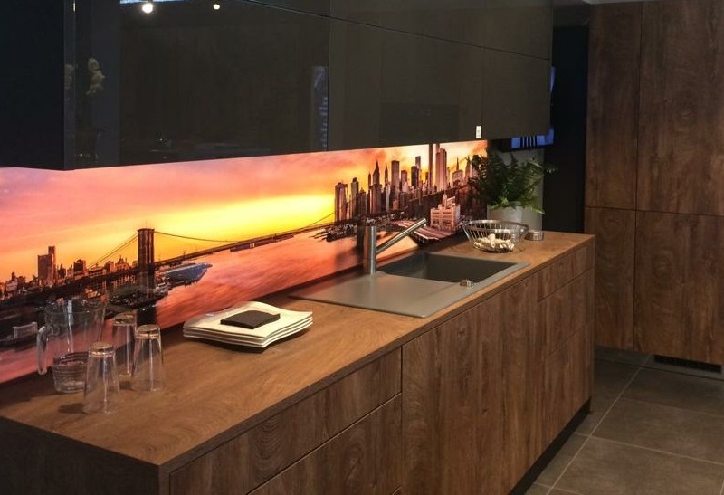 Digitaldruck auf Küchenrückwand aus Glas hinterleuchtet, Skyline